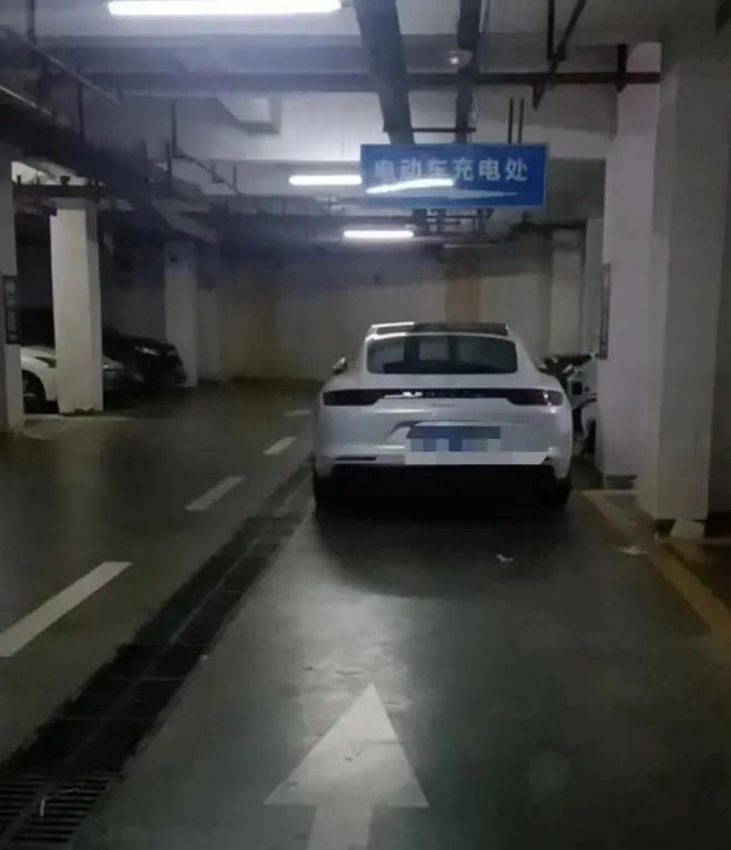 DƬ